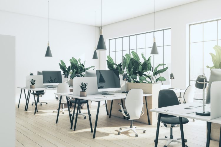 Moderna kancelarija u kojoj dominiraju svetle boje i dobro osvetljenje